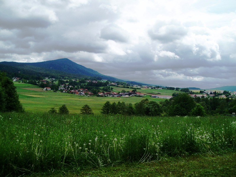 Unterwegs in den Lamer Winkel. Im Hintergrund der Kaitersberg (1132 m)