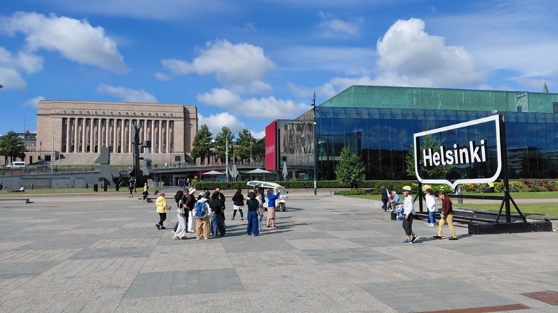 Helsinki Finnland Im Herzen der Stadt: Blick auf das Parlament (fin. Eduskunta) und das beindruckende Musikhaus (fin. Musiikkitalo).